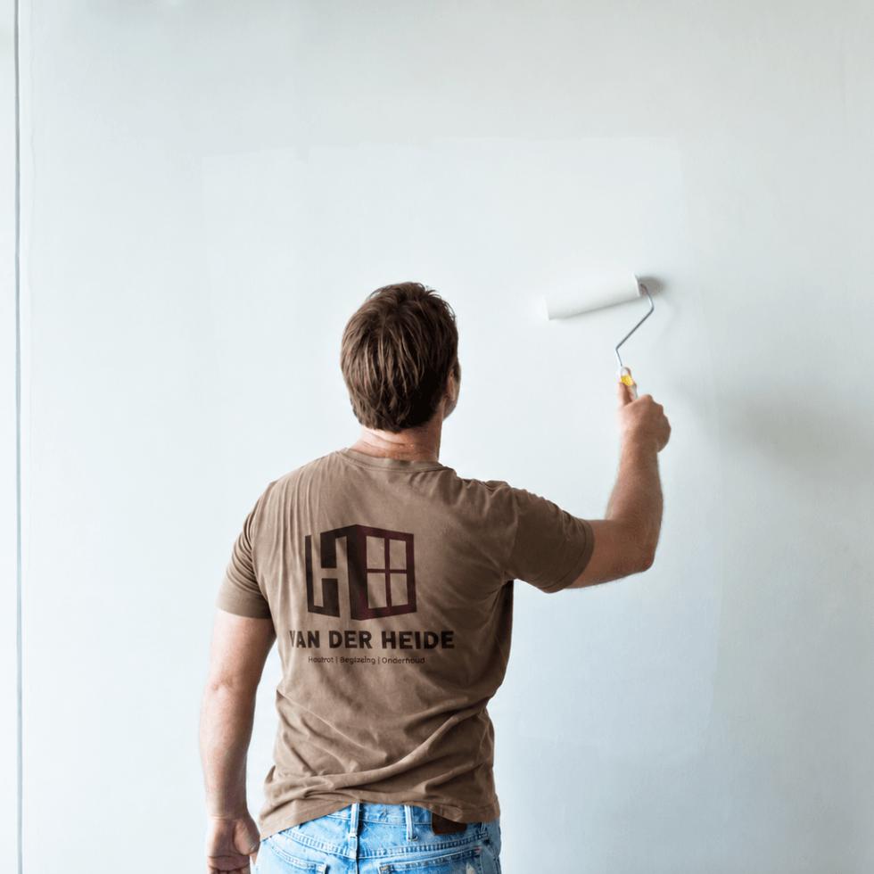 Van der Heide schildert de binnenkozijnen van een woning