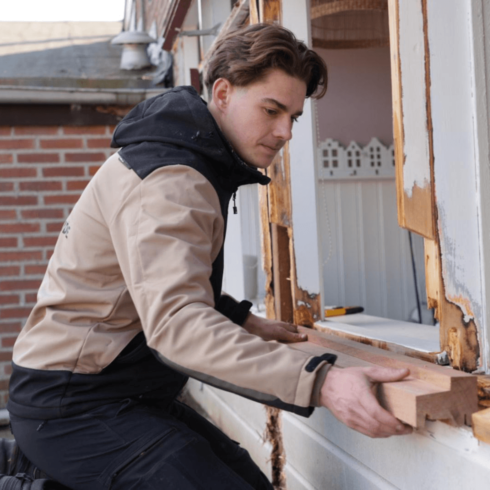 Van der Heide repareert houtrot in een kozijn
