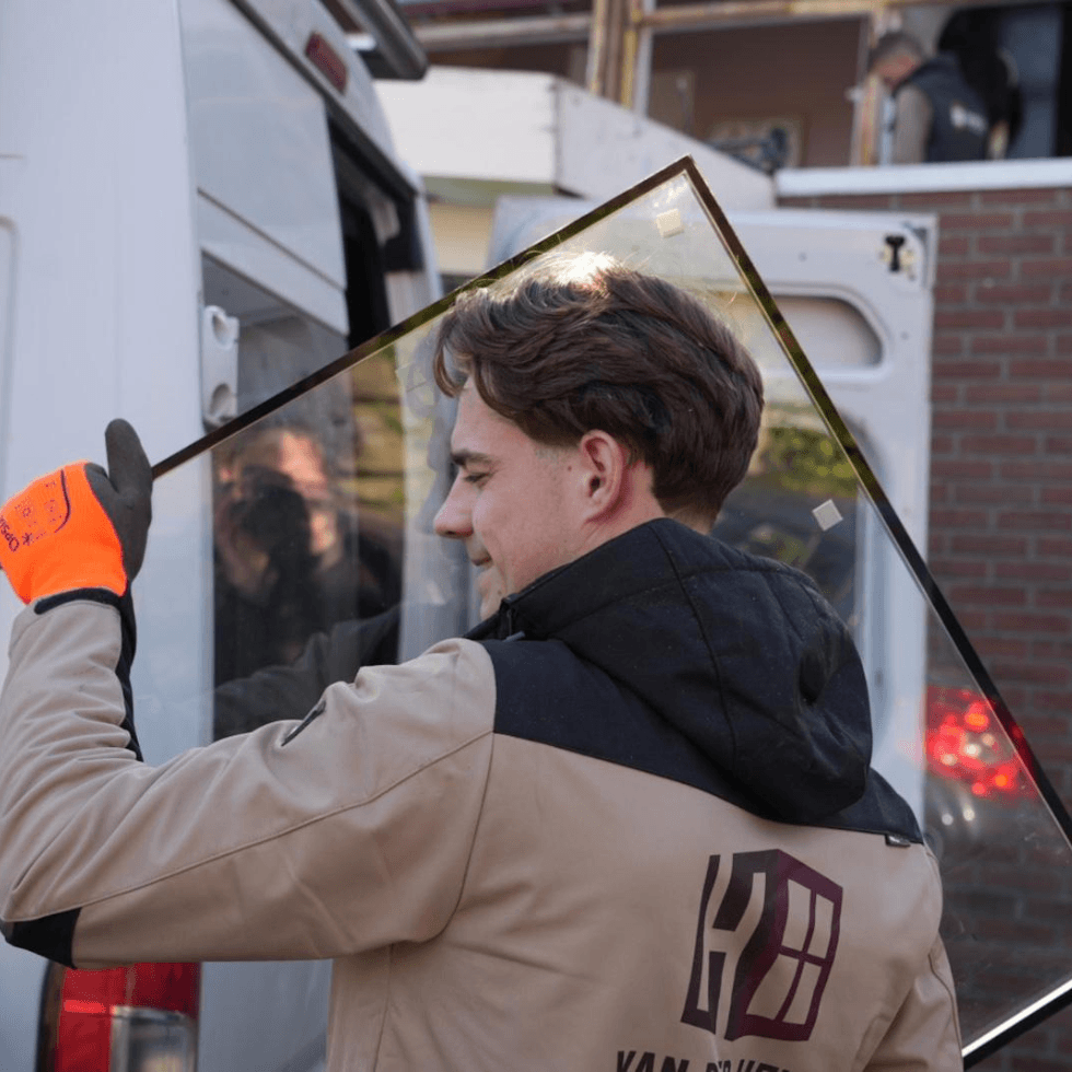 Van der Heide plaatst dubbel glas in een houten kozijn